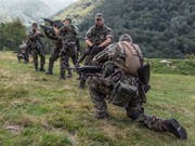 Die Armee-Fachstelle Extremismus hat im vergangenen Jahr 41 Meldungen und Anfragen erhalten. Sicherheitsrelevante Vorkommnisse oder Gewalttaten blieben aus. (Bild: KEYSTONE/GAETAN BALLY)