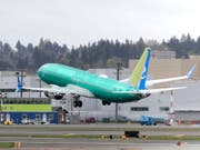 Boeing ist laut Konzernchef Dennis Muilenburg mit den Arbeiten zum Software-Update für das nach den Abstürzen gesperrte Flugzeugmodell 737 MAX auf Kurs. Allerdings darf das Flugzeug nach wie vor nicht abheben. (Bild: KEYSTONE/AP/TED S. WARREN)