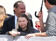 Greta Thunberg mit ihrem Vater im Vatikan. (EPA/ETTORE FERRARI/17 April 2019)