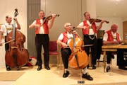 Die Original Streichmusik Edelweiss spielt auf. (Bild: Eshter Ferrari)