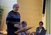 Pfarrer Michael Hollweg informiert an der Kirchgemeindeversammlung am Sonntagabend über sein Wirken in der Kirche. Präsident Rolf Zimmermann und Kirchenpflegerin Gabi Gutersohn lauschen seinen Ausführungen. (Bild: Christoph Heer)