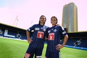 Hakan Yakin und Nelson Ferreira präsentieren im Sommer 2011 das neue Trikot. (Bild: Maria Schmid)