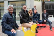 Im Wohnzimmer: «Holzwurm» Walter Zimmermann, Pascal Wirth (IG Fit), Nihal Mutlu (Stadtentwicklung), Heinz Egli (Chef Stadtentwicklung), Christian Wälchli (Präsident IG Fit) und Simon Biegger (IG Fit). (Bild: Mathias Fre)i