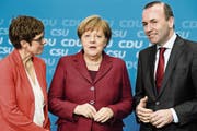 Annegret Kramp-Karrenbauer, Angela Merkel und Manfred Weber (von links) an einem Unionstreffen in Berlin. (Bild: Clemens Bilan/EPA (25. März 2019))