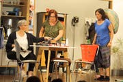 Die Frauen-WG sucht einen Mitbewohner, der alles aufräumt und gut kochen kann. (Bild: Desirée Müller)