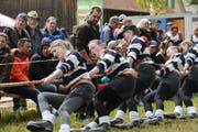 Die Frauen des Seilziehclubs Mosnang geben vollen Einsatz. (Bild: Donato Caspari)