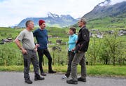 Pächter Ernst Amrhein (v.l.) im Gespräch mit Autor Christoph Fellmann, seiner Frau Elsbeth Amrhein und alt Gemeindepräsident Peter Scheuber. (Bild: Romano Cuonz (Ennetmoos, 27. April 2019))