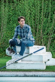 Francesco Gärtner zu Hause im Garten. Bild: Dominik Wunderli (Rain, 27. April 2019)