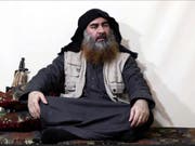 In dem Video sitzt al-Bagdadi mit gekreuzten Beinen auf einem Kissen vor einer Waffe und spricht zu mehreren Anhängern der Terrormiliz. Darin erklärt er unter anderem, der Kampf gegen die «Kreuzfahrer» werde lange dauern. (Bild: Keystone/AP)