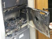 Viel Schaden: Einer der Briefkästen, in dem am Samstagabend ein Feuerwerkskörper gezündet wurde. (Bild: Handout SP Solothurn)