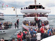 Die Bodenseeschiffe trafen sich zur Eröffnung in Sternformation. (Bild: Ernst Hunkeler)