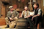 Die drei Clocharen (v.l.) Clown (Adrian Bünter), Dürst (Roger Odermatt) und Barbarossa (Alois Niederberger) in einer Szene des neuen Stücks der Theatergesellschaft Wolfenschiessen. (Bild: PD (Wolfenschiessen, 28. April 2019))