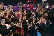 «Avengers»-Star Jeremy Renner (zweiter von rechts) an einem Promotionsanlass. (Bild: AP, Seoul, 15. April 2019)