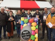 Hansjörg Felber, Soraya Sägesser, Nora Sommer, Henry Euler, Fabio Affentranger, Tobias Baumann, Alois Arnold und Walter Infanger (von links) legten an der Standaktion ihre Argumente dar. (Bild: PD)