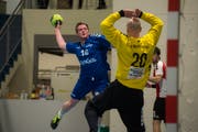 Kilian Tschupp, hier beim Sprungwurf gegen Patrick Rätz, erzielte 9 der 31 Dagmerseller Treffer. Bild: Dominik Wunderli (Dagmersellen, 27. April 2019)