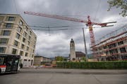 Zum neuen Pflegeheim Heiligkreuz (links) sollen zwei Gebäude mit Alterswohnungen hinzukommen. Eines wird bereits gebaut. (Bild: Benjamin Manser)