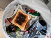 Viele Lebensmittel landen im Abfall. Rund 60 Kilogramm Lebensmittelabfälle pro Person und Jahr wären vermeidbar. (Bild: KEYSTONE/GAETAN BALLY)