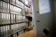 Akten in der Gerichtskanzlei Stans zum grossen Wirtschaftsprozess. (Bild: Corinne Glanzmann, 8. Juni 2015)