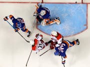 Nino Niederreiter (21) hat den Puck aus kurzer Distanz unhaltbar abgelenkt (Bild: KEYSTONE/AP/JULIO CORTEZ)