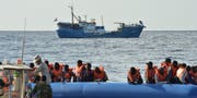 Die «Iuventa» - im Hintergrund - rettete 2016 und 2017 im Mittelmeer rund 14'000 Flüchtlinge aus Seenot. Die Crew wird für ihren Einsatz am 10. Mai in St.Gallen mit dem Paul-Grüninger-Preis ausgezeichnet. (Bild: PD)