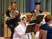 Katzen und Hühner musizieren auf der Bühne. (Bild: Erwin Schönenberger)