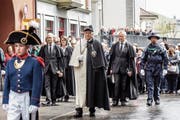 Daniel Fässler (links) nimmt ein letztes Mal als Landammann am Festzug durch Appenzell teil. (Bild: Hanspeter Schiess)