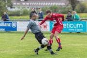 Abtwil-Engelburgs Florian Weishaupt (in rot) und seine Teamkollegen bringen gegen die starke Lancy-Abwehr kein Tor zu Stande. Bild: Hanspeter Schiess