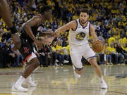 Klay Thompson von den Warriors (rechts) beschäftigt Clint Capela (Bild: KEYSTONE/AP/JEFF CHIU)