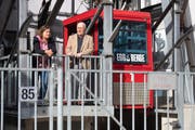 Sie werden der neuen Form des Bürgernutzens zustimmen: Korporationsbürger Felix Muheim und Korporationsbürgerin Anita Planzer bei der Talstation Seilbahn Eggberge. (Bild: PD)