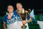 Sigi Gretarsson und Jürgen Mohr mit dem Meisterpokal. (KEYSTONE/Str)