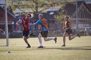 Beim Touch-Rugby-Training auf der Luzerner Allmend nahmen 22 Frauen und Männer teil. (Bild: Manuela Jans-Koch, Luzern, 25. April 2019)