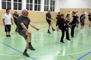 Die Herzgruppe trainiert jede zweite Woche in der Sek-Turnhalle in Niederuzwil. (Bild: Ernst Inauen)
