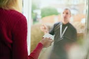 Bei Haustürgeschäften ist es ratsam, vorerst keine Verträge zu unterschreiben und um Bedenkzeit zu bitten, um den Vertrag genau prüfen zu können. (Bild: GettyImages/Sturti)
