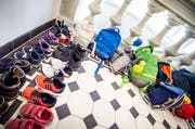Die aufgereihten Kinderschuhe vor dem Eingang. (Bild: Andrea Stalder)