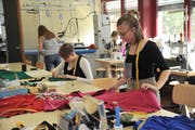 Beim Modeapéro im Lehratelier am BWZ in Altdorf bekamen die Besucher einen Einblick in die Arbeit der angehenden Bekleidungsgestalterinnen. (Bild: Urs Hanhart, 3. April 2019)