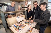 Die druckfrischen Plakate des Atelier-Wochenendes auf und in der Walze, rundherum Fredi Buchli, Betty Kuhn, Stadtpräsident Anders Stokholm, Gastgeberin Cornelia Schedler, Mark J. Huber und der städtische Kulturbeauftragte Christof Stillhard. (Bild: Reto Martin)