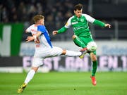Das ist kein Ballett, sondern ein Fussball-Zweikampf: der Hopper Yoric Ravet gegen den St. Galler Tranquillo Barnetta. (Bild: KEYSTONE/GIAN EHRENZELLER)