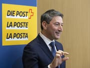 Roberto Cirillo, neuer CEO der Schweizerischen Post, gibt ein Interview während einer Medienkonferenz am Mittwoch in Bern. (Bild: Keystone/PETER KLAUNZER)