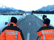 Der tödliche Unfall ereignete sich auf diesem geraden Strassenstück bei Domat/Ems. (Bild: Kapo GR)