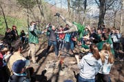Durch den Wurf über das Feuer wird aus dem Wolf ein Pfadi. (Bild: PD)