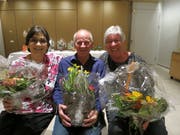 An der Hauptversammlung mit Blumen geehrt: (von links) Helen Nigg (15 Jahre Samariterlehrerin), Kaspar Senn (Austritt als Aktiver), Rita Broder (Postenchefin und Materialverwalterin). (Bilder: PD)
