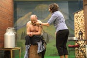 Knecht Gusti (Fridolin Wicki) erhält von Touristin Anna (Christine Notter) eine unsanfte Rückenmassage. (Bild: Andrea Kaufmann)