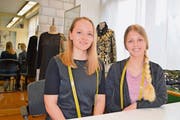 Michelle Fix (links) und Patrizia Gwerder, die ihre Lehre im Atelier Stoffart in Schwyz gestartet haben, beenden die Ausbildung nun in Altdorf. (Bild: Silvia Camenzind)