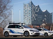Fünf selbstfahrende Elektro-Autos von Volkswagen sind für einen Test in Hamburg unterwegs. (Bild: Keystone/Volkswagen AG/Friso Gentsch)