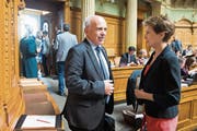 Die Gegenpole in der Frage, ob der UNO-Vertrag ratifiziert werden soll: Ueli Maurer sagt Nein, Simonetta Sommaruga Ja. (Bild: Peter Klaunzer/Keystone (Bern, 20. September 2018))
