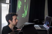 Probe mit Musikstudent Corentin Marillier im Konservatorium Dreilinden. Im Hintergrund die projizierten Hände. (Bild: Nadia Schärli, 3. April 2019)