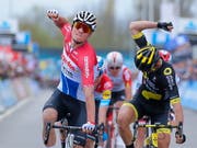 Mathieu Van der Poel (links im Trikot des niederländischen Strassen-Meisters) ist ein Multitalent auf zwei Rädern (Bild: KEYSTONE/EPA/JULIEN WARNAND)