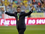 Die brasilianische Fussball-Legende Pelé ist zur Behandlung in ein Pariser Spital eingeliefert worden. Pelé war zu PR-Zwecken in Paris und traf dabei auch den französischen Nationalspieler Kylian Mbappé. (Bild: KEYSTONE/AP SCANPIX SWEDEN/JONAS EKSTROMER)