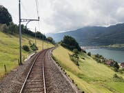 Die Bahnstrecke am östlichen Zugersee-Ufer wird ausgebaut und saniert und deswegen für eineinhalb Jahre gesperrt. Die Reisezeit zwischen der Deutschschweiz und dem Tessin verlängert sich um bis zu 15 Minuten. (Bild: KEYSTONE/GAETAN BALLY)