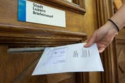 Es wird zusammen mit dem unterschriebenen Stimmrechtsausweis im grauen Umschlag versorgt und im Briefkasten der Gemeinde eingeworfen.
